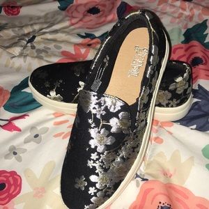 Brand new with tags! Silver floral flats!